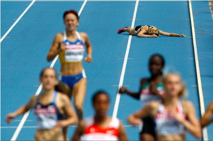 Nikki Hamblin, nữ vận động viên người New Zealand “gục ngã” trên đường chạy 1.500 mét tại Giải vô địch điền kinh thế giới 2011 diễn ra ở Daegu, Hàn Quốc. Tác giả: David Gray.
